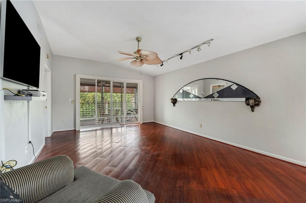 509 Roma Ct 208, Naples, FL 34110-3