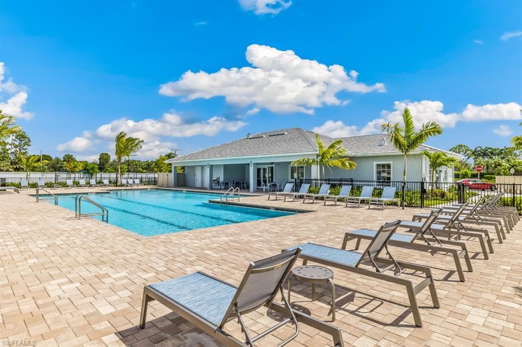 343 Grace Bay Ln, Naples, FL 34114-20