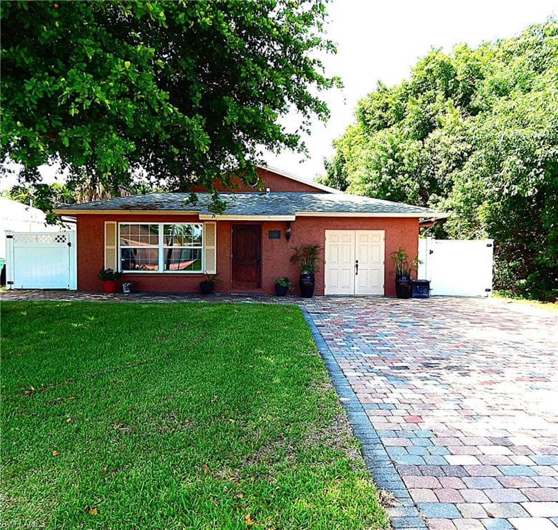 764 92nd Ave N, Naples, FL 34108-5