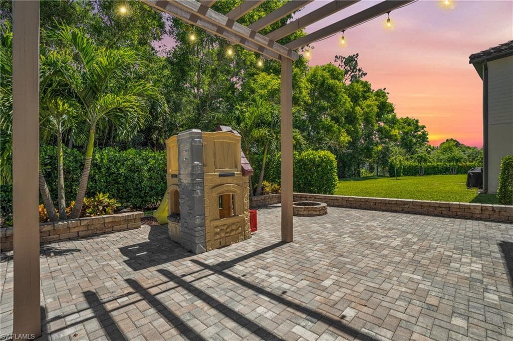 9403 Foxglove Ln, Naples, FL 34120-39
