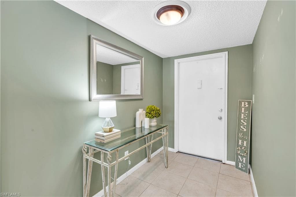 100 Valley Stream Dr 204, Naples, FL 34113-5