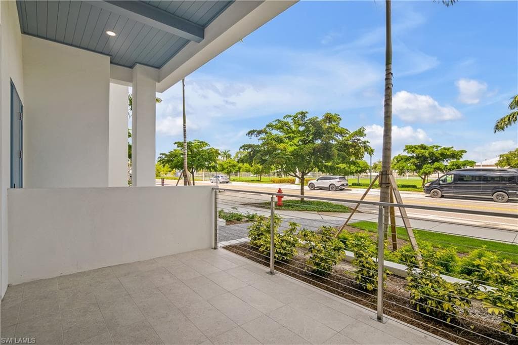 201 8th St S 105, Naples, Fl 34102-9