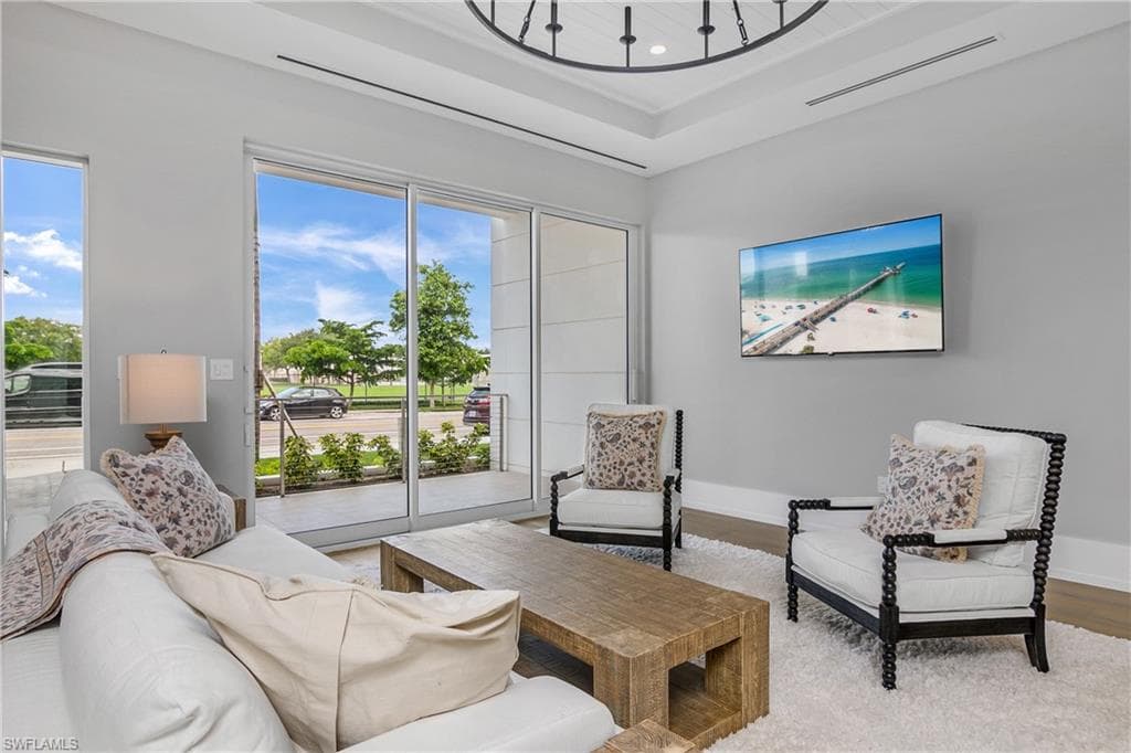 201 8th St S 105, Naples, Fl 34102-15