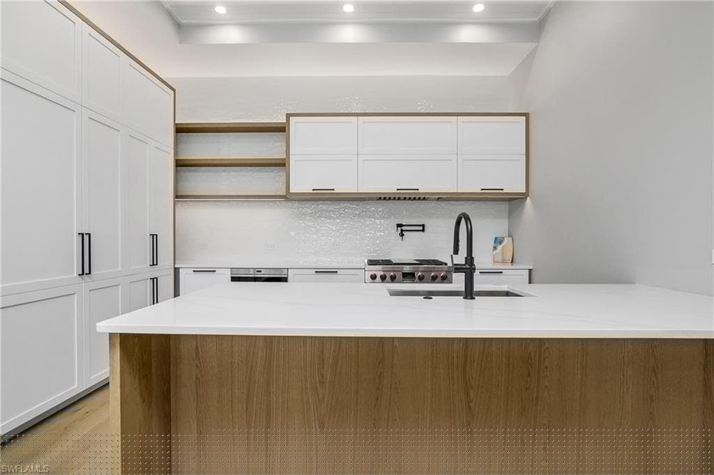 201 8th St S 105, Naples, Fl 34102-17