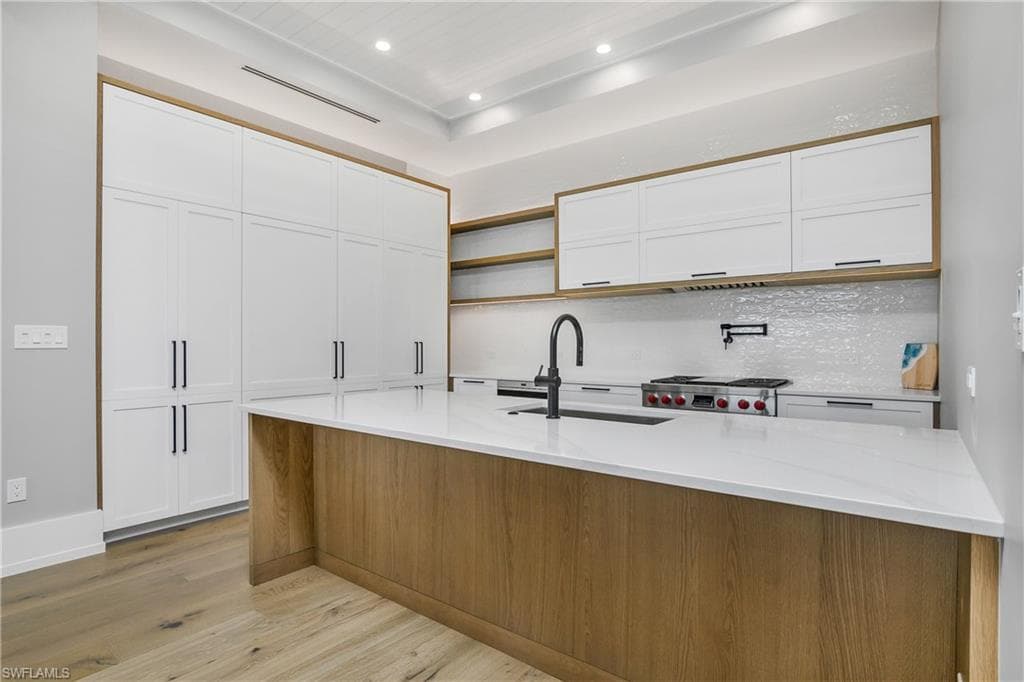201 8th St S 105, Naples, Fl 34102-19