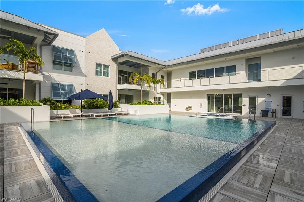201 8th St S 105, Naples, Fl 34102-36