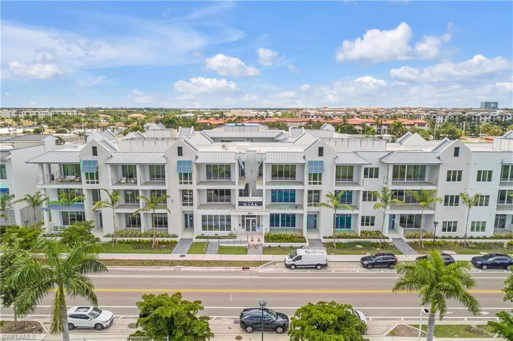 201 8th St S 105, Naples, Fl 34102-3