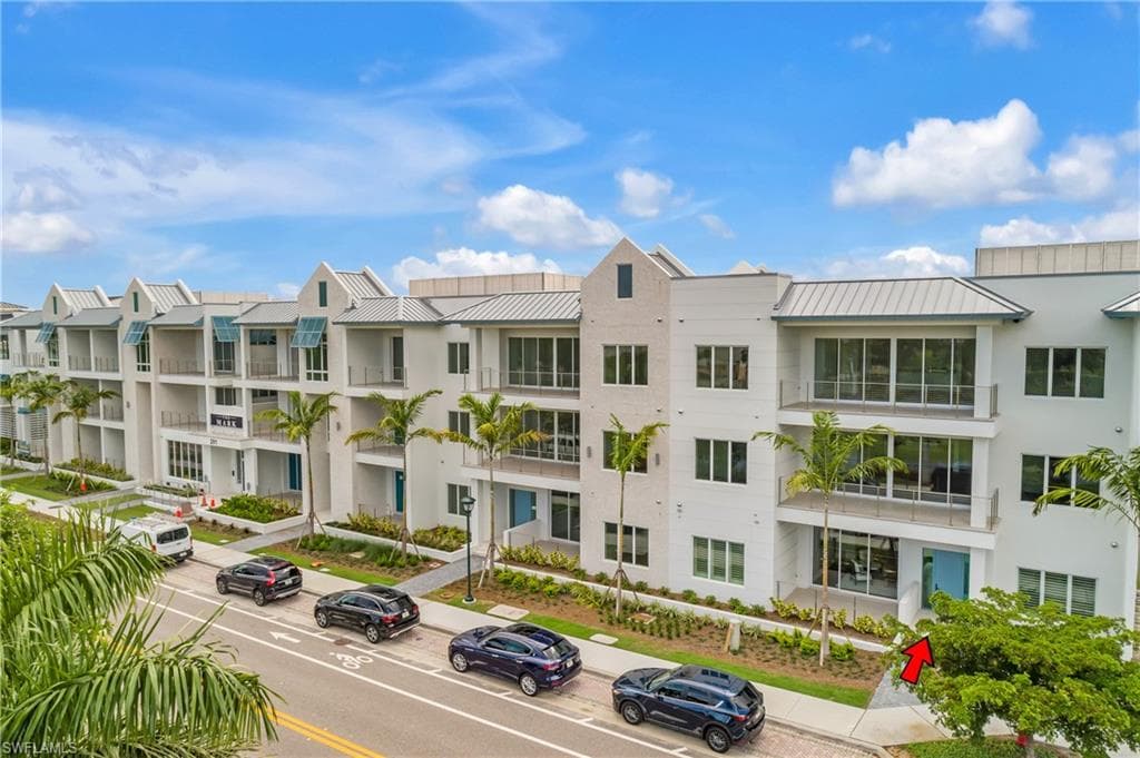 201 8th St S 105, Naples, Fl 34102-5