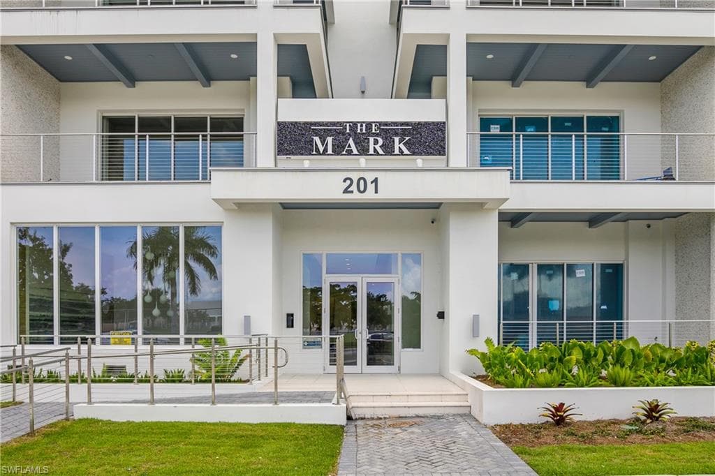 201 8th St S 105, Naples, Fl 34102-6