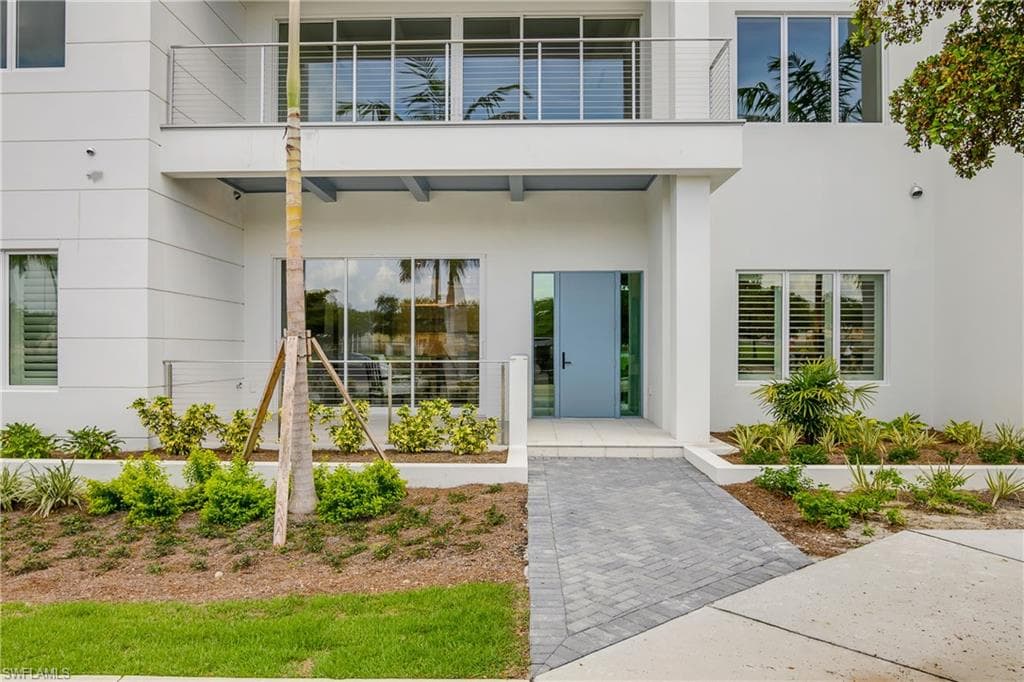 201 8th St S 105, Naples, Fl 34102-7
