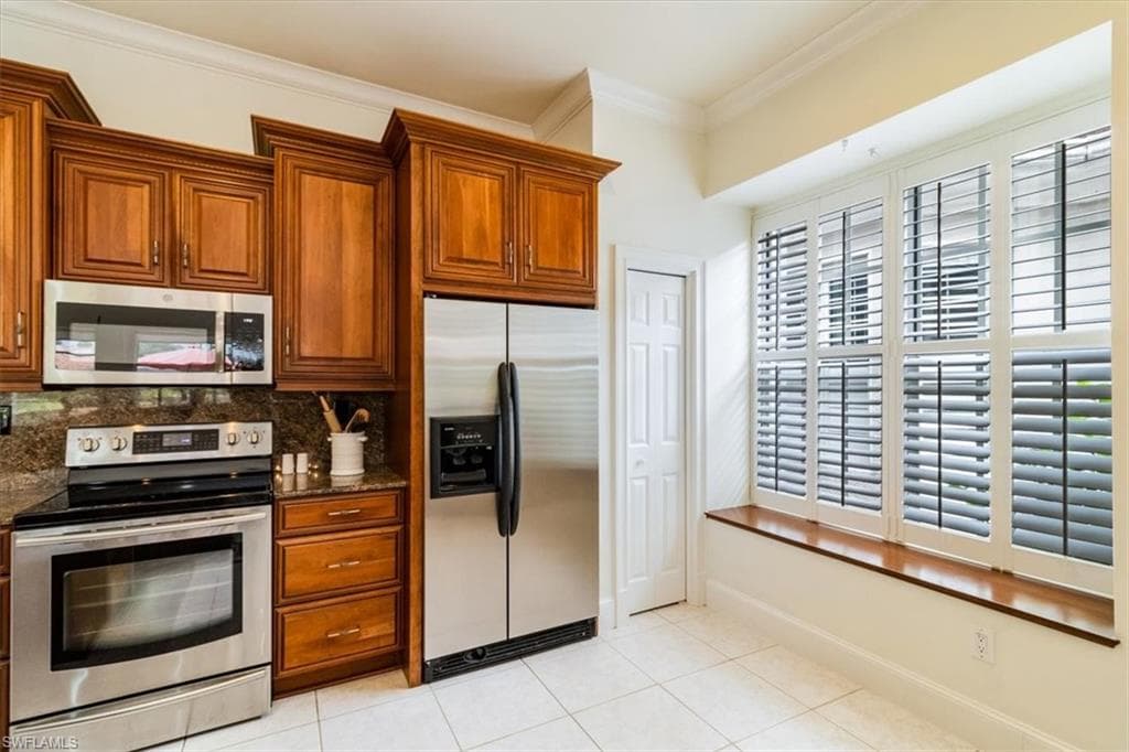 963 Fountain Run, Naples, FL 34119-16