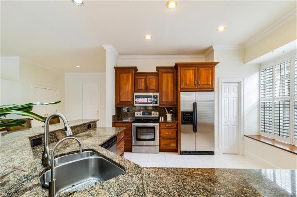 963 Fountain Run, Naples, FL 34119-17