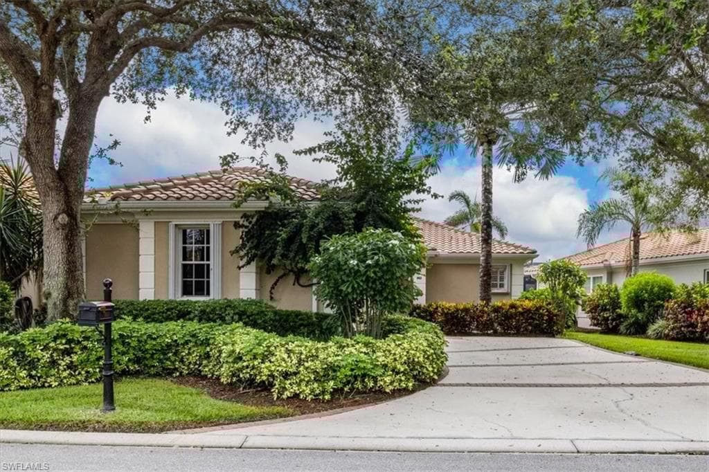 963 Fountain Run, Naples, FL 34119-1