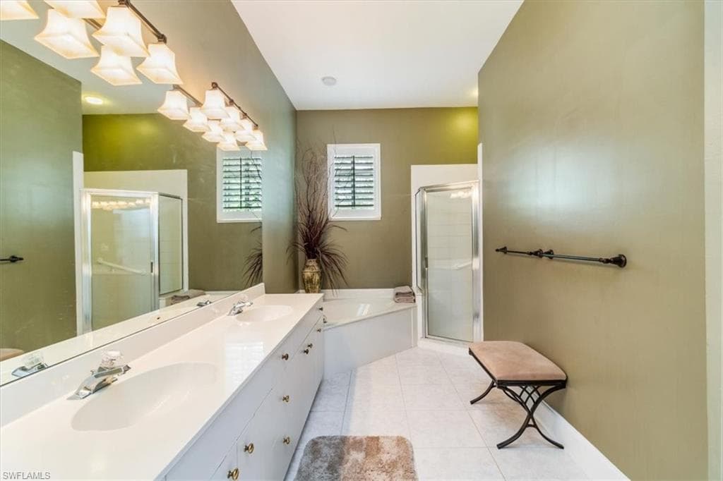 963 Fountain Run, Naples, FL 34119-21
