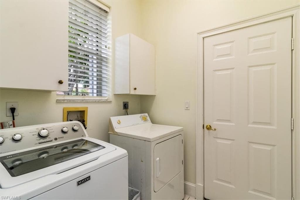 963 Fountain Run, Naples, FL 34119-28