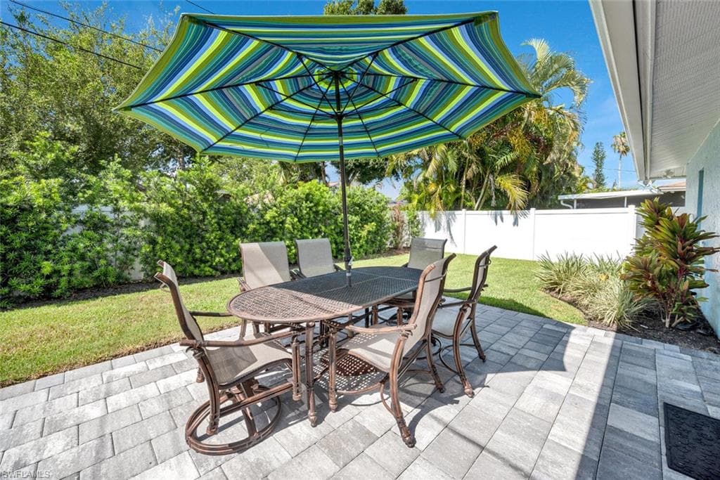 674 103rd Ave N, Naples, FL 34108-17