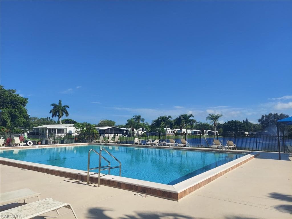 276 Grosbeak Ln, Naples, FL 34114-4