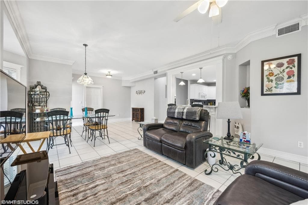 200 Diamond Cir 207, Naples, FL 34110-8