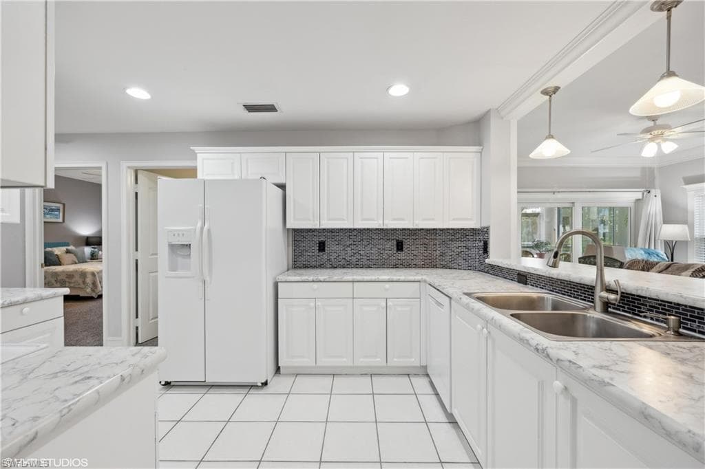 200 Diamond Cir 207, Naples, FL 34110-9