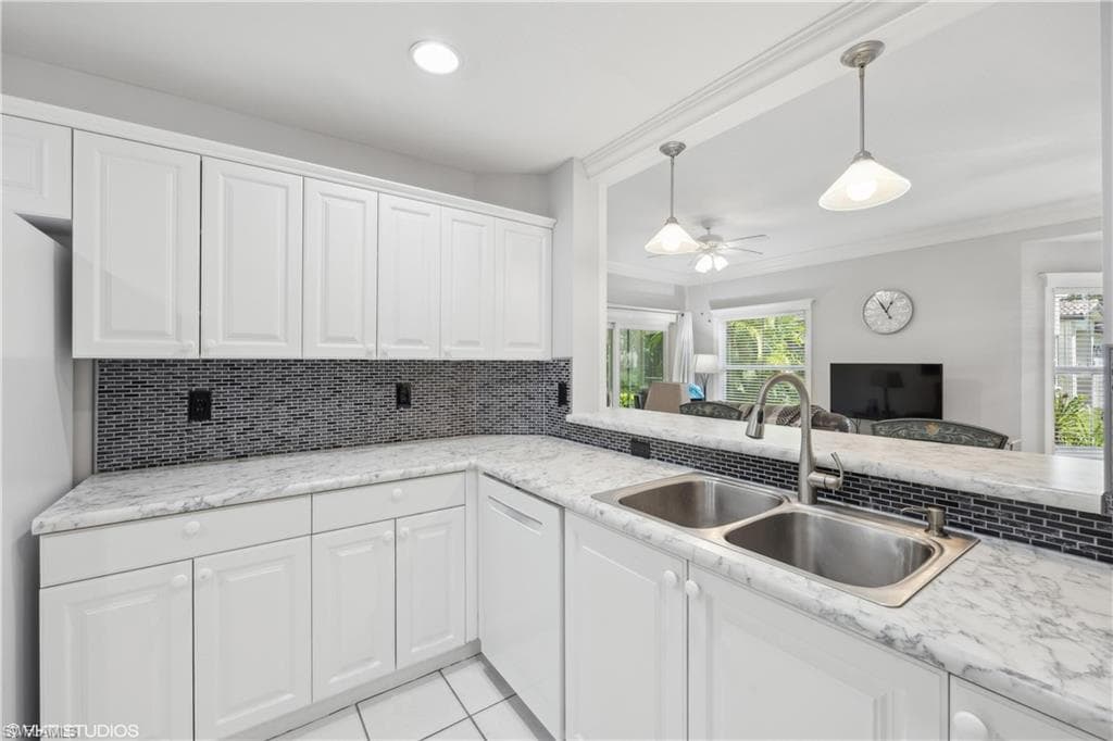 200 Diamond Cir 207, Naples, FL 34110-10