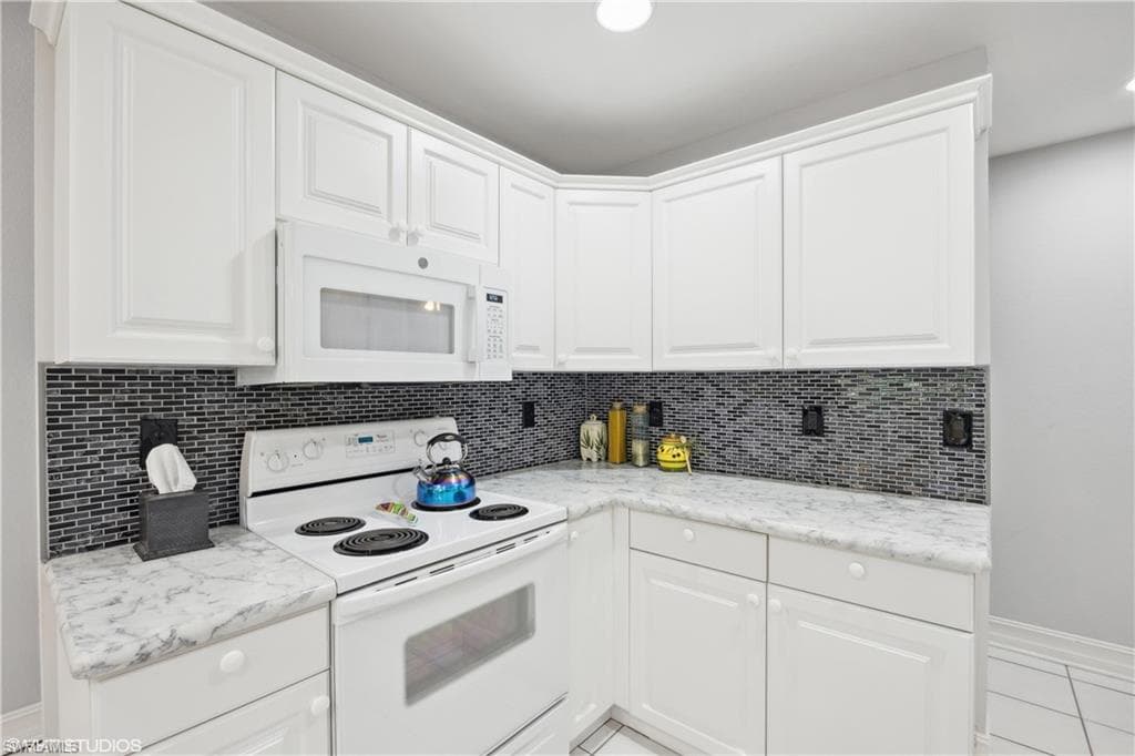 200 Diamond Cir 207, Naples, FL 34110-12