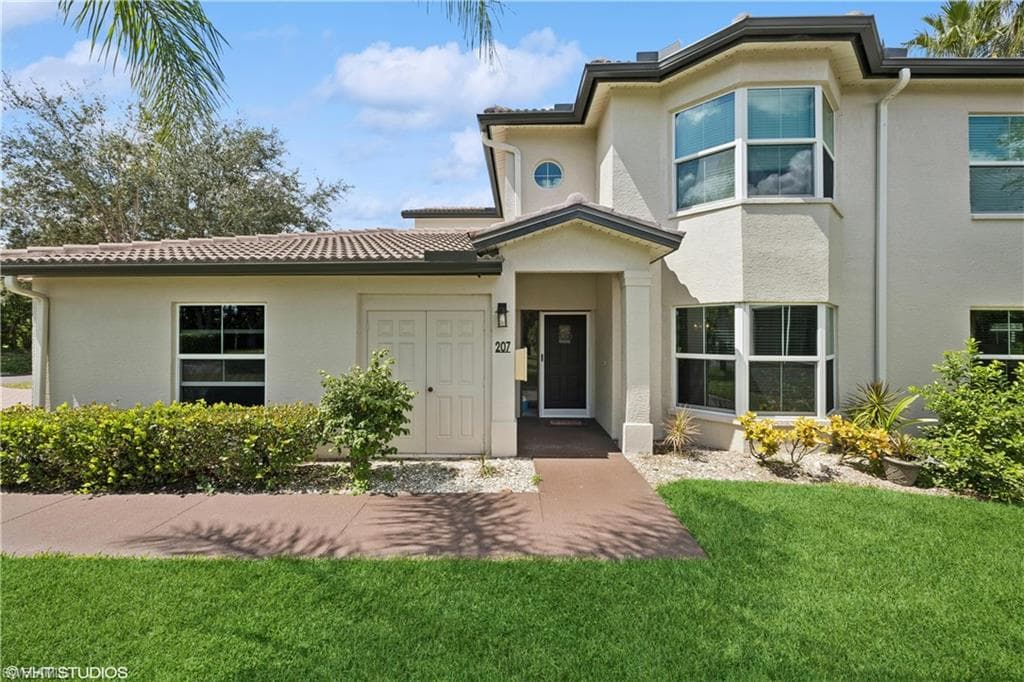200 Diamond Cir 207, Naples, FL 34110-2