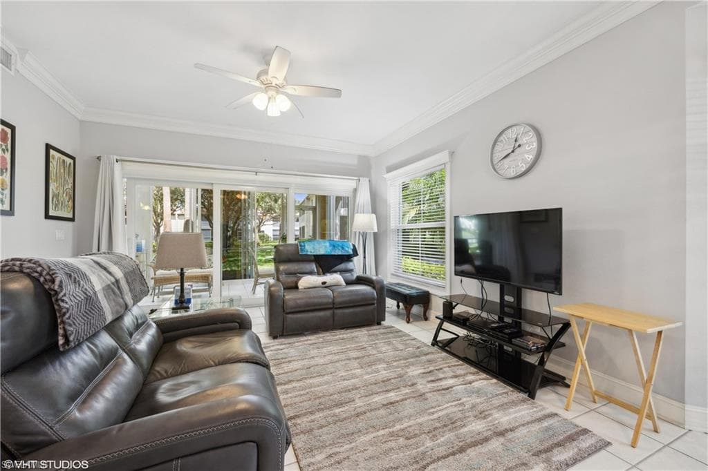 200 Diamond Cir 207, Naples, FL 34110-5