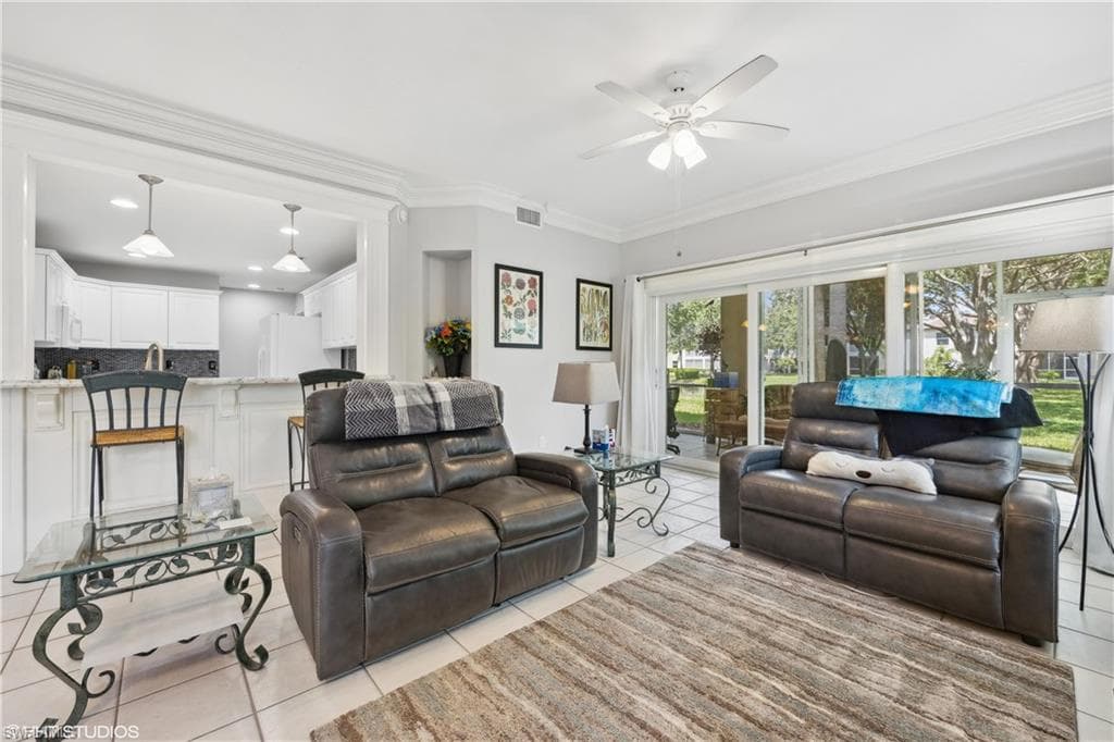 200 Diamond Cir 207, Naples, FL 34110-6