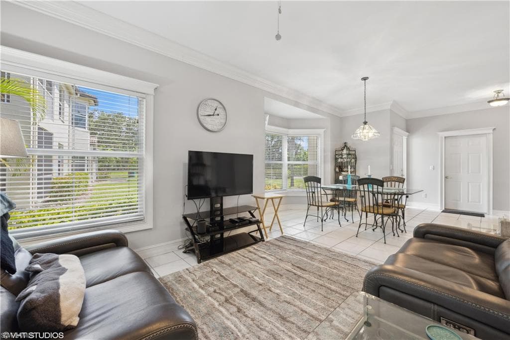 200 Diamond Cir 207, Naples, FL 34110-7