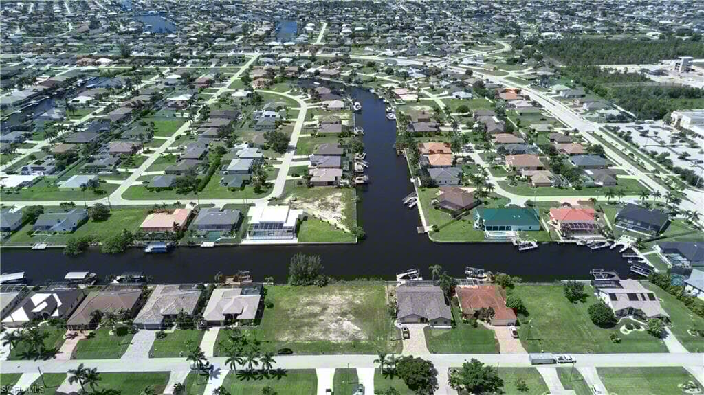 2527 35th Ln, Cape Coral, FL 33914-8