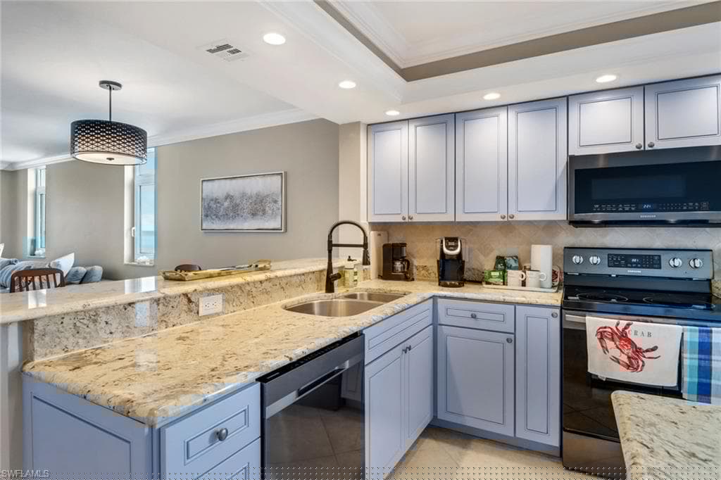 9415 Gulf Shore Dr 402, Naples, FL 34108-9