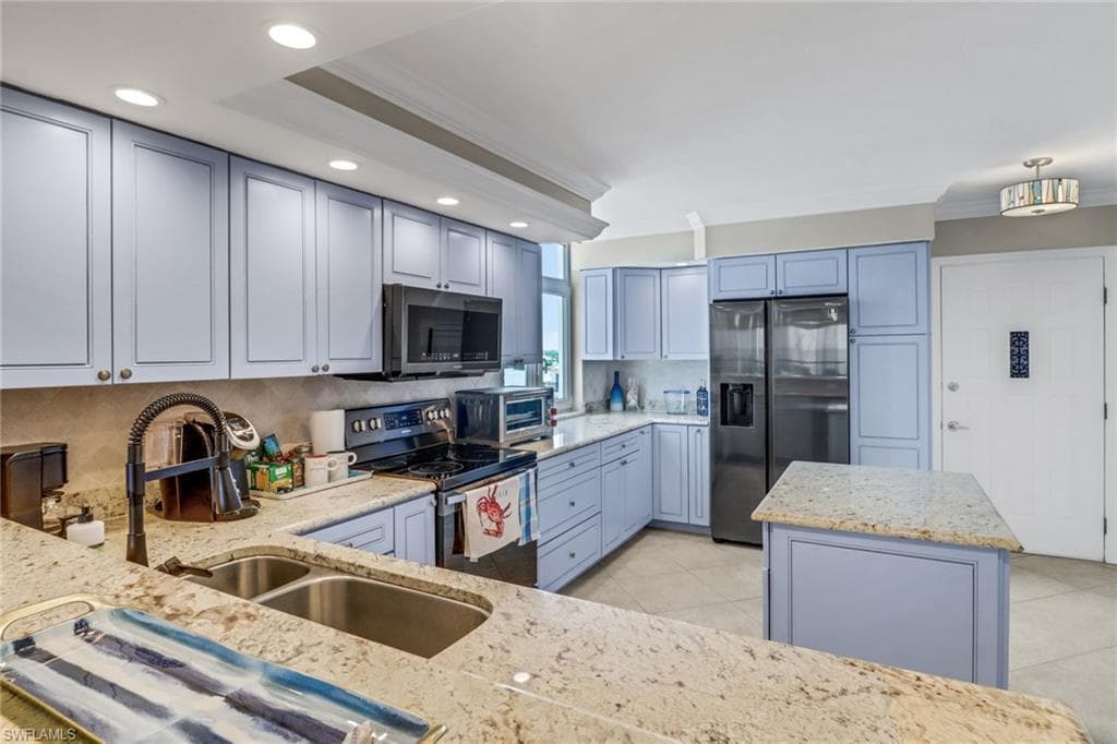 9415 Gulf Shore Dr 402, Naples, FL 34108-11
