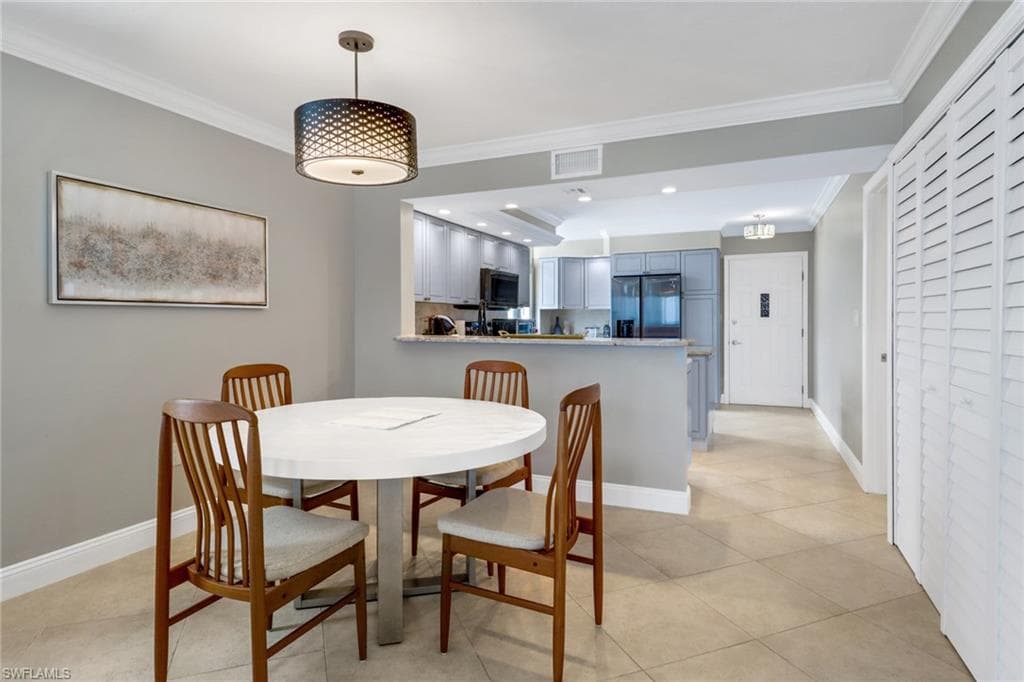 9415 Gulf Shore Dr 402, Naples, FL 34108-12