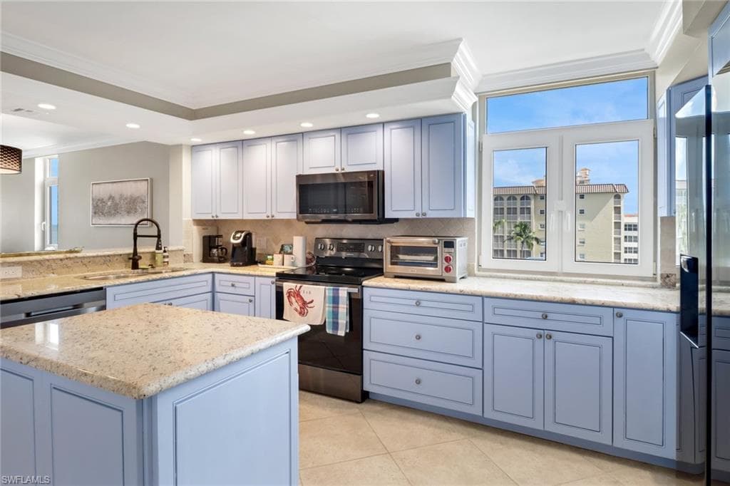 9415 Gulf Shore Dr 402, Naples, FL 34108-8