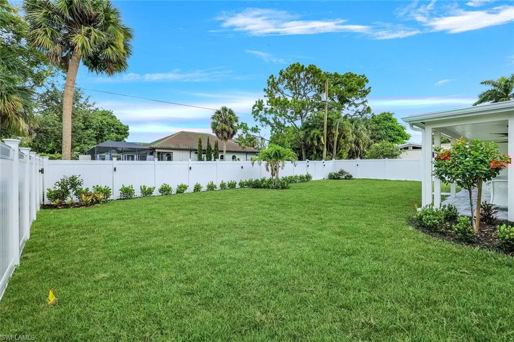 975 22nd Ave N, Naples, FL 34103-27
