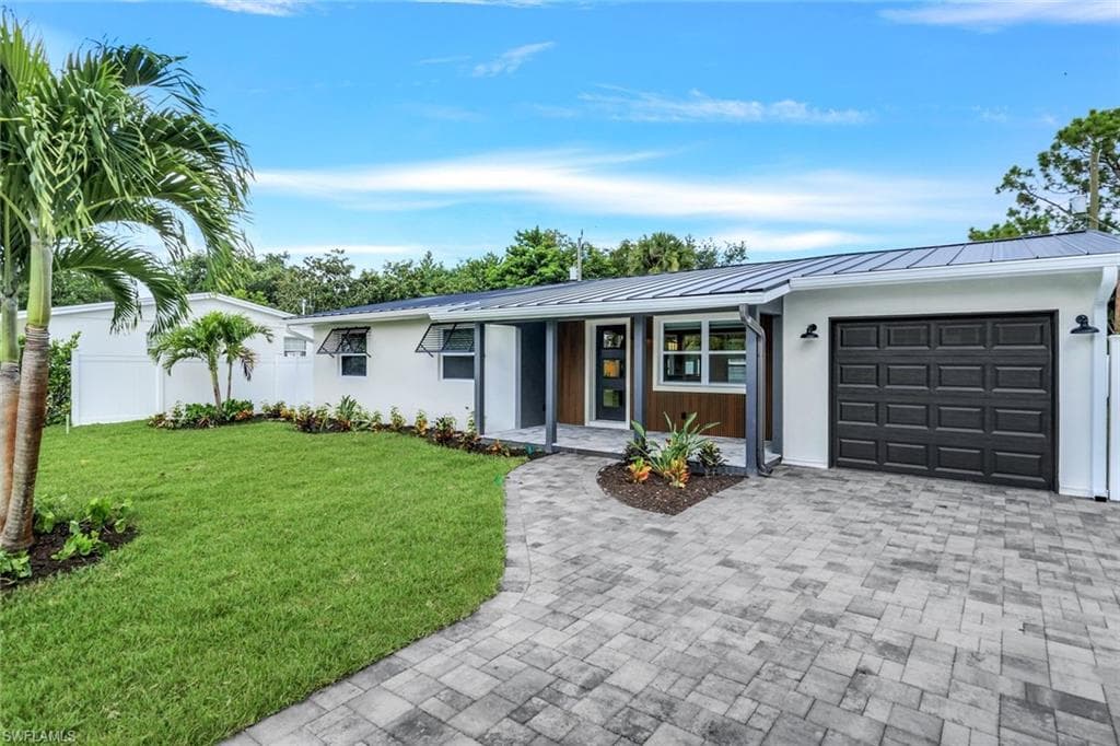 975 22nd Ave N, Naples, FL 34103-3