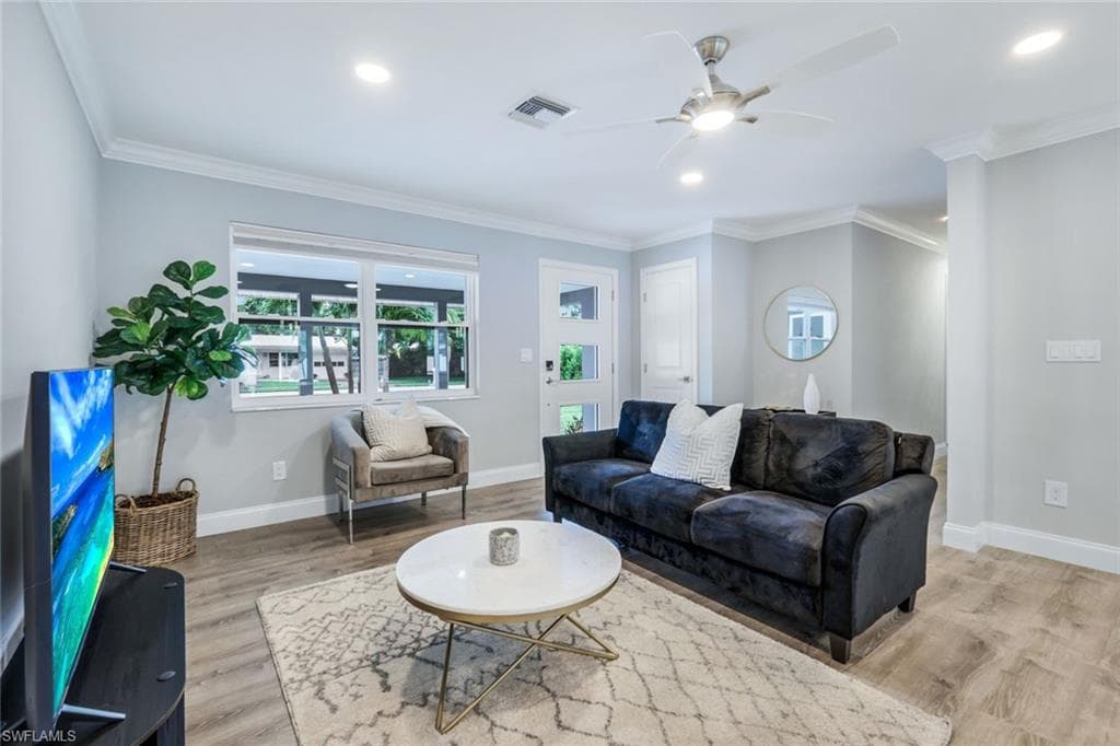 975 22nd Ave N, Naples, FL 34103-4