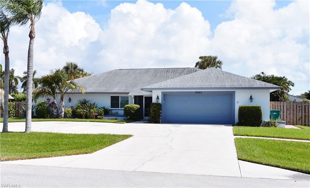 2360 Outrigger Ln, Naples, FL 34104-4
