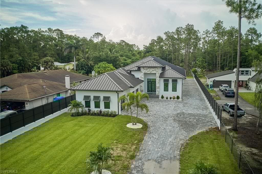 5847 English Oaks Ln, Naples, FL 34119-2