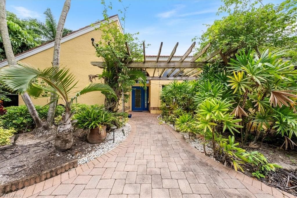 6540 Trail Blvd, Naples, FL 34108-4