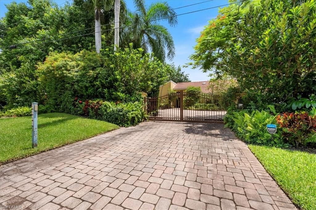 6540 Trail Blvd, Naples, FL 34108-4