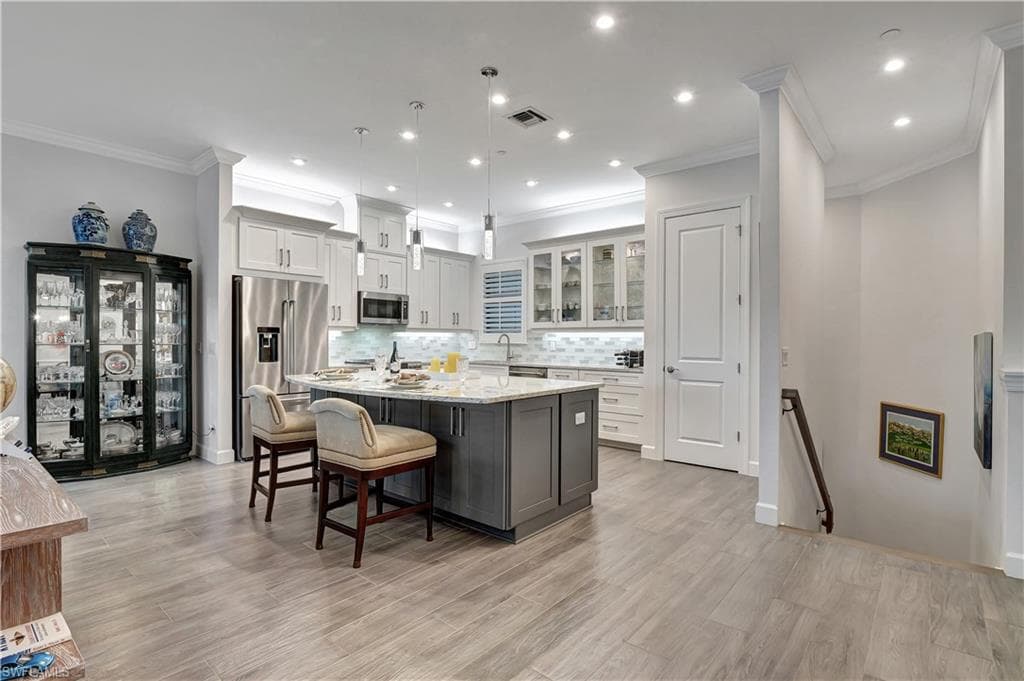 9637 Montelanico Loop 203, Naples, FL 34119-6