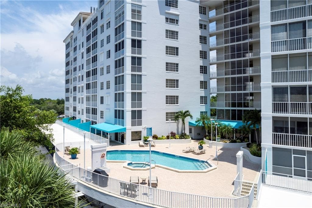 13105 Vanderbilt Dr 207, Naples, FL 34110-30