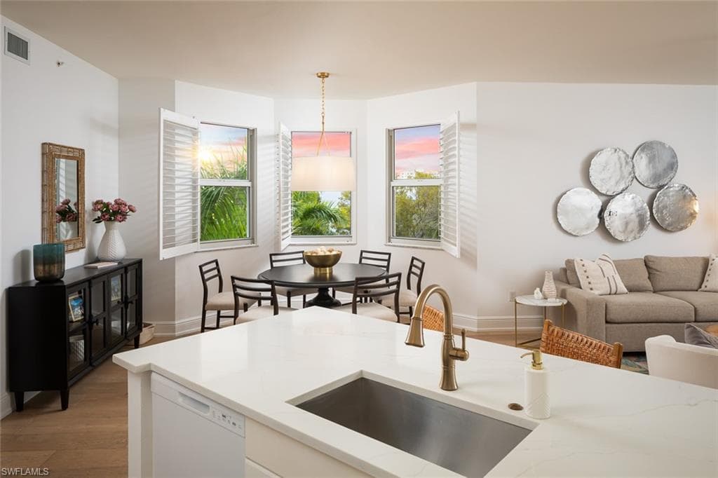 470 Launch Cir V-401, Naples, FL 34108-9