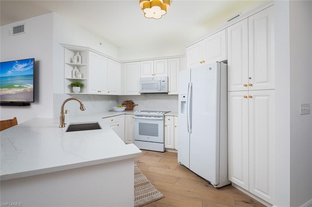 470 Launch Cir V-401, Naples, FL 34108-11