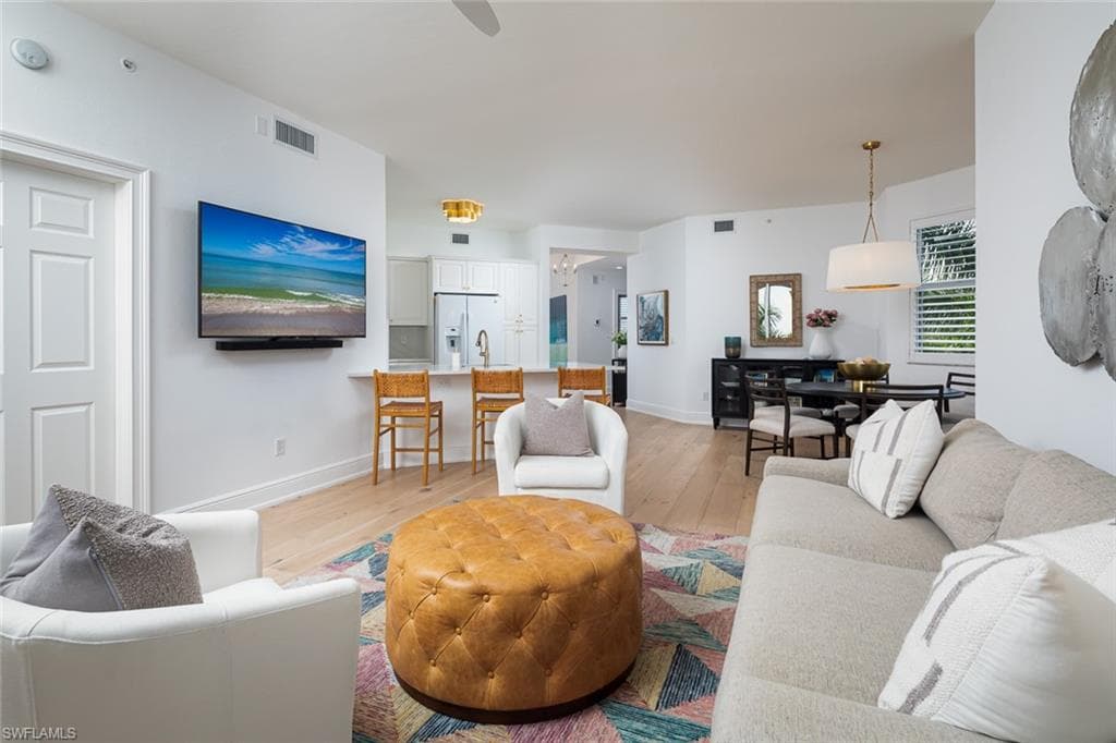 470 Launch Cir V-401, Naples, FL 34108-6