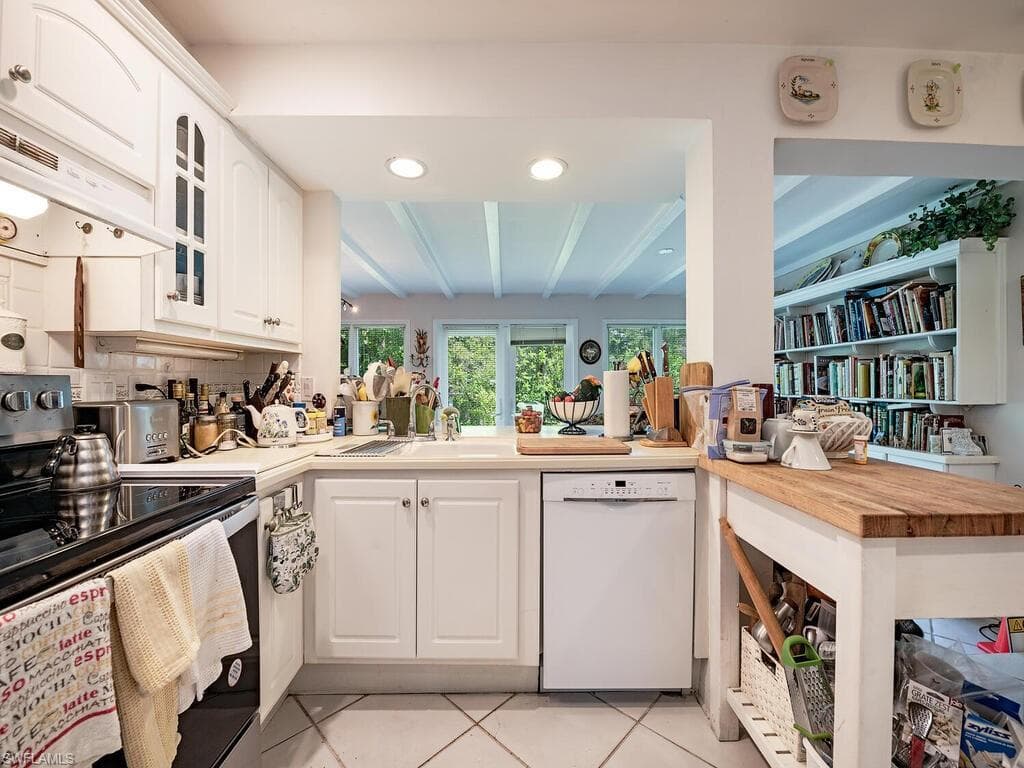 717 Rudder Rd, Naples, FL 34102-10