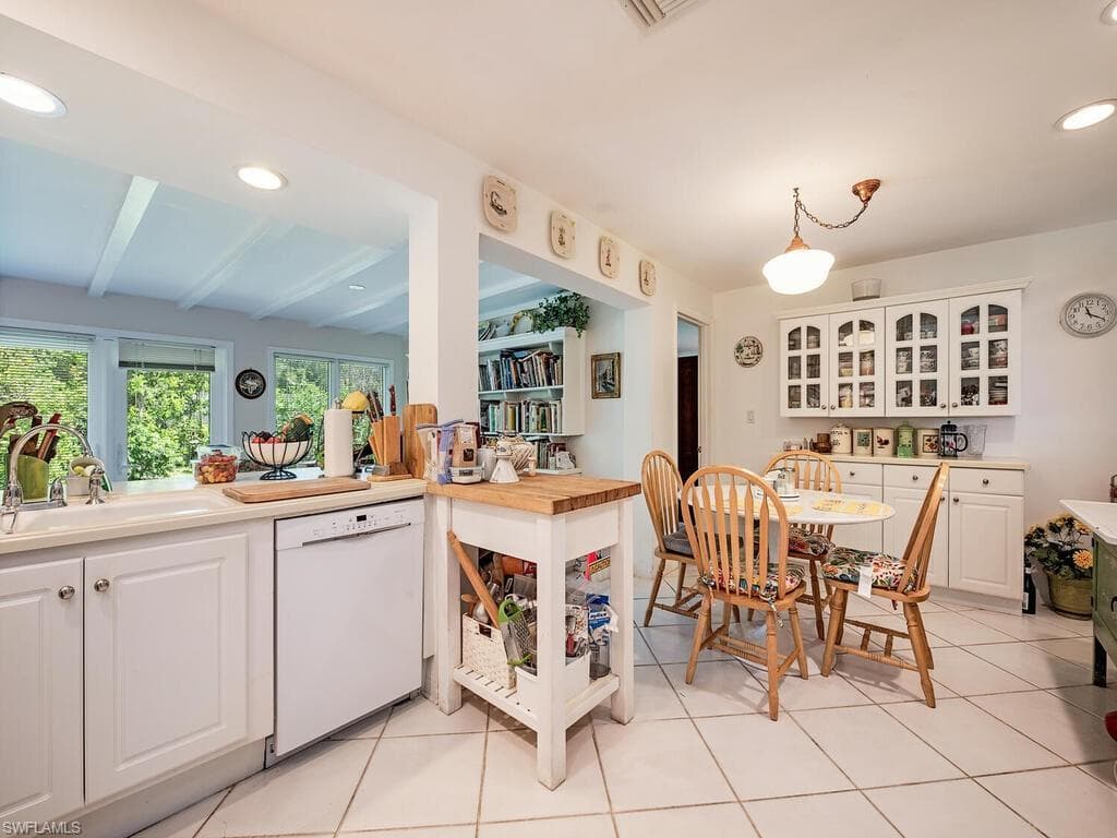 717 Rudder Rd, Naples, FL 34102-11