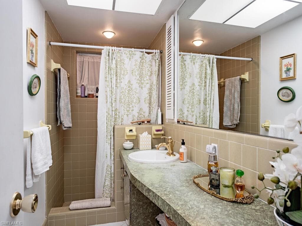 717 Rudder Rd, Naples, FL 34102-16