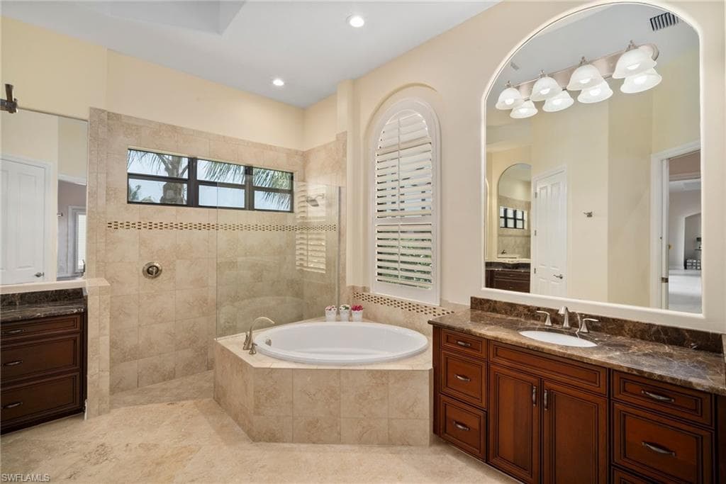 6528 Costa Cir, Naples, FL 34113-18